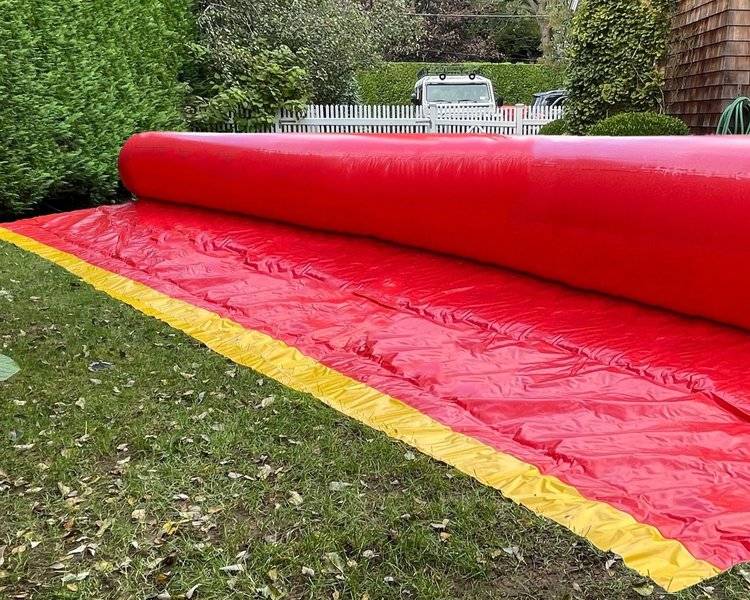 Inflatable flood barrier for dams
