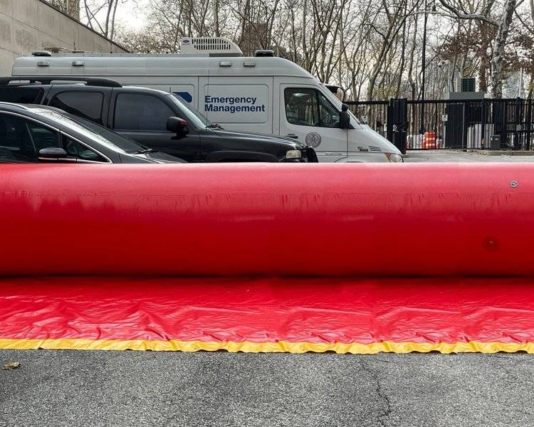  Inflatable flood barrier for home use